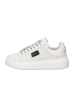 Sneaker bianca bassa con lati traforati, lacci brandizzati bianchi e neri, piastra con logo in metallo e suola spessa bianca.