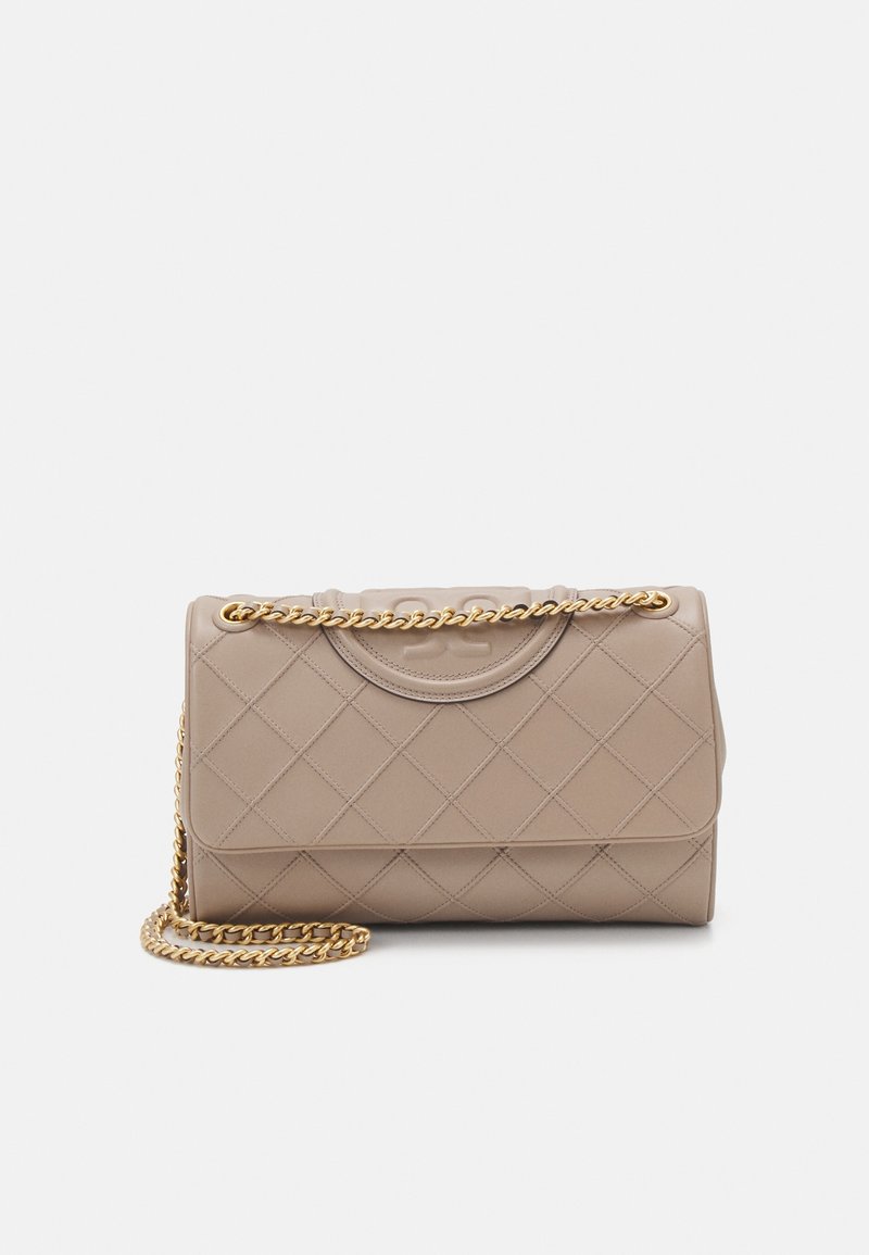Sac à main en cuir matelassé beige avec bandoulière chaîne dorée et logo embossé sur le rabat avant, présenté sur un fond clair uni.
