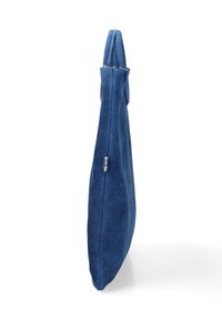 Borsa a mano slim in suede blu con doppi manici e dettaglio della zip argentata, mostrata di lato su uno sfondo bianco.