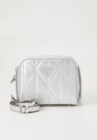 Fehér steppelt szintetikus táska ezüst díszítéssel és láncpánttal. Logóval ellátott tábla és dombornyomott minta a felületen. Kompakt, téglalap alakú.