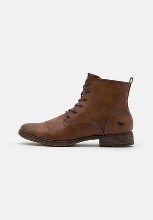 Bottines marron en simili cuir texturé, avec un laçage à l'avant, un bout rond élégant et un petit talon empilé. Détail de logo discret sur le côté.