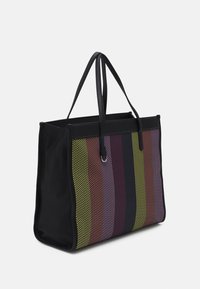 Bolsa tote negra con un diseño perforado que presenta franjas verticales en amarillo, púrpura y colores oscuros. Dos asas resistentes.