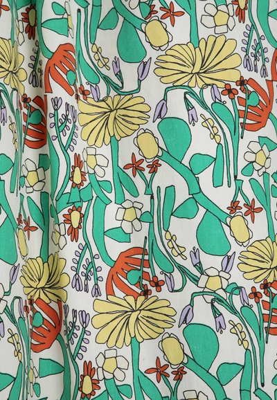 Bloemenstof patroon met gele, oranje, witte en paarse bloemen, groene bladeren en zwarte omtreklijnen op een witte achtergrond.