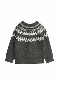 Suéter gris oscuro con un patrón Fair Isle en blanco y gris claro en el escote. Textura de punto con mangas largas y dobladillo redondeado.