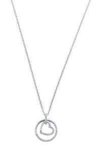 Collana in argento con un pendente che presenta due cuori intrecciati; uno è decorato con piccoli gemmoni trasparenti, entrambi hanno una finitura liscia.