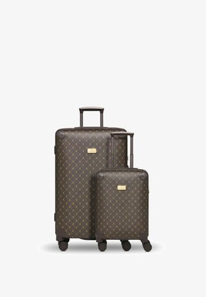 Ensemble de bagages rigides marron avec un motif en diamant et des accents dorés ; comprend une grande valise et un petit bagage à main, tous deux équipés de roulettes.