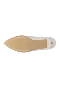 Décolleté a punta in materiale sintetico crema, con suola in gomma color tan caratterizzata da scanalature texture e un tacco piccolo per stabilità.