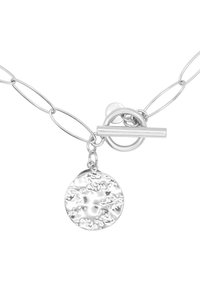 Zilveren ketting met een getextureerde ronde hanger, grote ovale schakels en een togglesluiting om te sluiten.