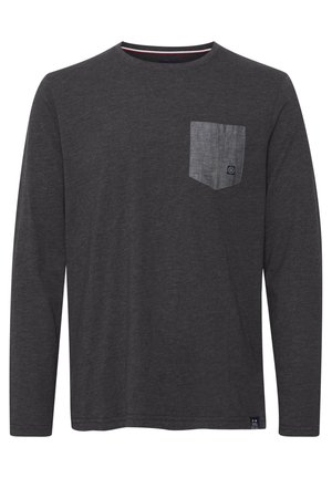 Langarmhemd aus dunkelgrauem Stoff mit einer hellgrauen Brusttasche. Mit rundem Ausschnitt und geradem Saum. Weiche Textur.