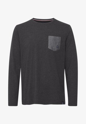 Dlhý rukáv v tmavosivej látke s svetlosivou náprsovou vreckom. Má okrúhly výstrih a rovný lem. Mäkka textura.