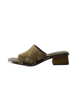 Sandale mule en daim marron pour femme avec bout ouvert, côtés découpés et petit talon bloc.