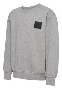 Grå sweatshirt i ett mjukt, strukturerat tyg. Har rund halsringning, långa ärmar och en svart rektangulär logotypmärke på bröstet.