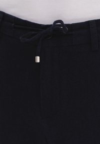 Granatowe spodnie o miękkiej fakturze, z elastyczną talią na sznurek, z akcentami w kolorze srebrnym oraz bocznymi kieszeniami.