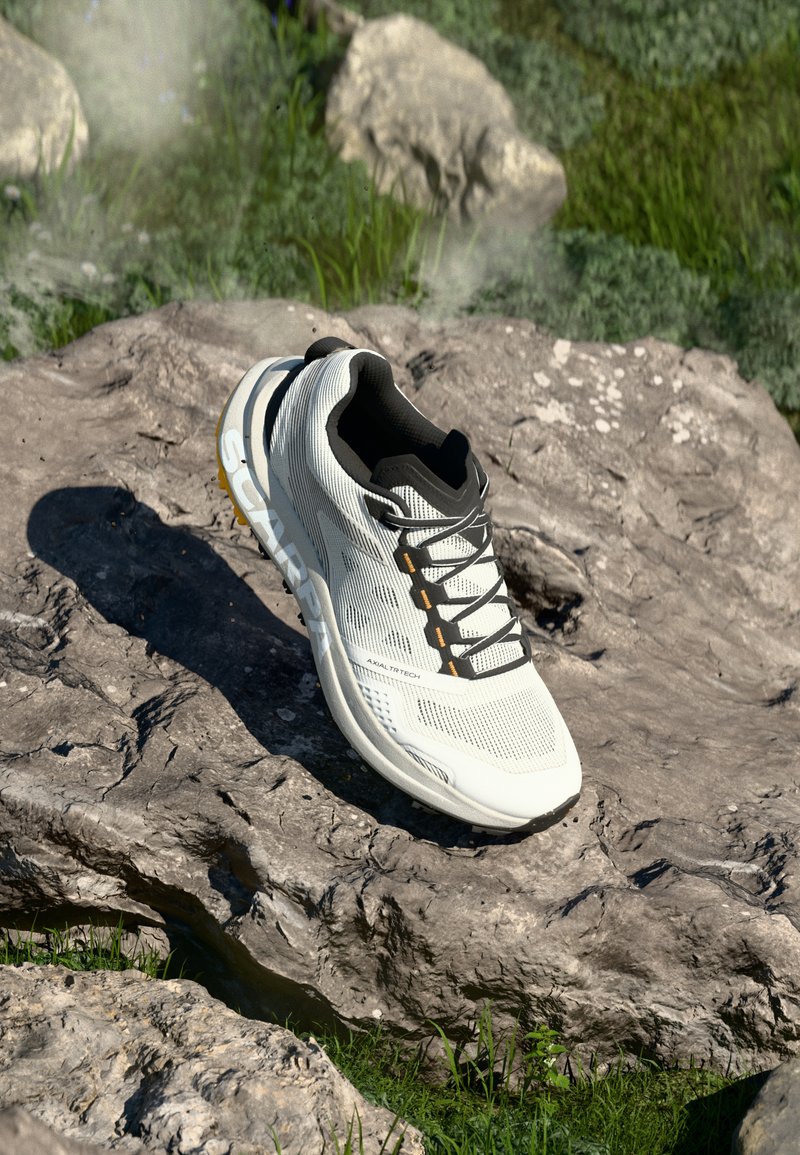 Weißer Laufschuh mit schwarzen Akzenten, Mesh-Obermaterial und strukturiertem Profil. Verfügt über Schnürsenkel, geprägtes Logo und leichtes Design.