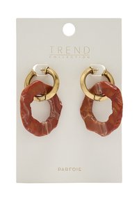 Para okrągłych kolczyków z przezroczystą, czerwonobrązową żywicą o teksturowanym wykończeniu, podkreślonych złotymi metalowymi kółkami.