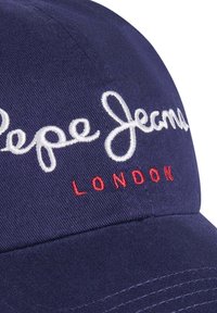 Gorra de béisbol azul marino con el logotipo bordado en blanco de "Pepe Jeans" y el texto rojo "LONDON", fabricada con un tejido de textura suave.