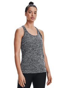 Top deportivo gris de textura jaspeada, con cuello redondo y tirantes delgados, combinado con leggings negros que exhiben un diseño ajustado.
