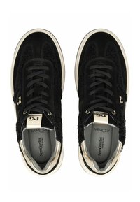Zwarte sneakers met een bovenwerk van suede en gestructureerde accenten. Ronde neus, vetersluiting, beige tussenzool en "Memory"-branding op de tong.