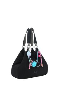 Schwarze Stoffhandtasche mit zwei breiten Tragegurten, silberner Hardware und bunten Charm-Akzenten, darunter ein Smiley-Gesicht und ein flauschiger Pompon.