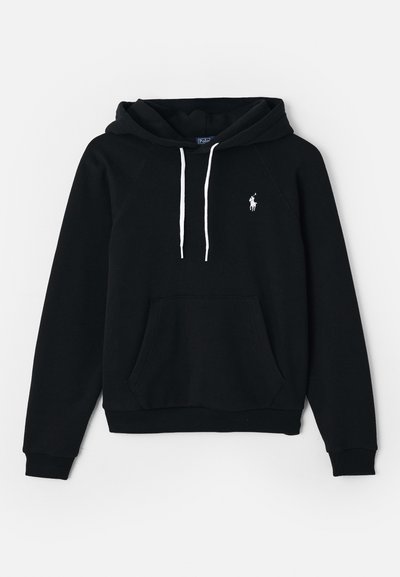 Sweatshirt preto de mangas longas com cordões brancos, bolso tipo canguru e pequeno logotipo branco da Polo Ralph Lauren com o cavalo à esquerda do peito.