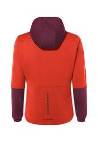 Rode en paarse sportjas met capuchon, voorzien van een gladde textuur, stippenpatroon op de achterkant en een logo aan de onderrand.