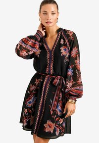 Skor Roses Love & Roses WOODBLOCK NOTCH NECK BELTED MINI - Skjortklänning - black ...
