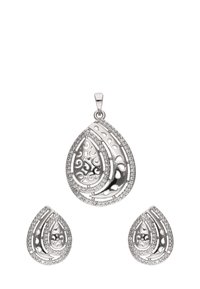 Srebrny wisior w kształcie łzy i pasujące kolczyki z misternie wyciętymi wzorami oraz ozdobnymi krawędziami, zdobione małymi, przezroczystymi kryształkami.