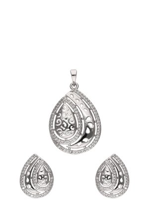 Sølv dråbeformet vedhæng og matchende øreringe med intrikate udskæringer og udsmykkede kanter, der har små klare krystaller.