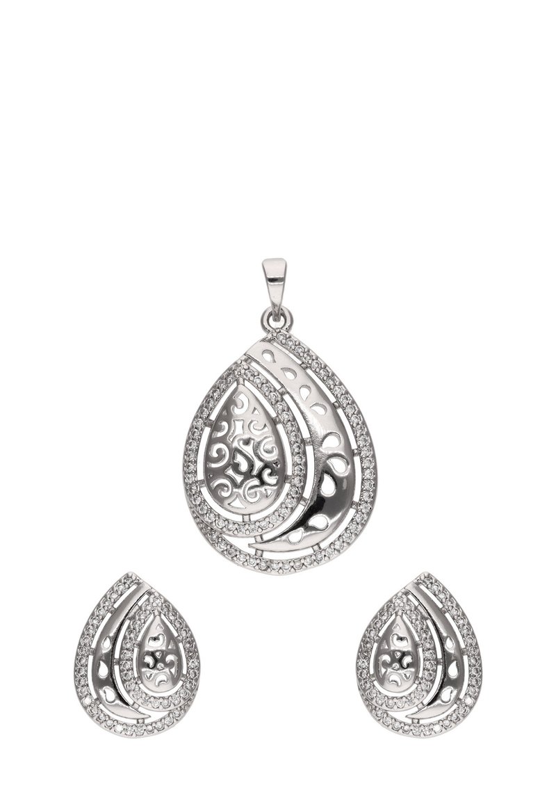 Srebrny wisior w kształcie łzy i pasujące kolczyki z misternie wyciętymi wzorami oraz ozdobnymi krawędziami, zdobione małymi, przezroczystymi kryształkami.