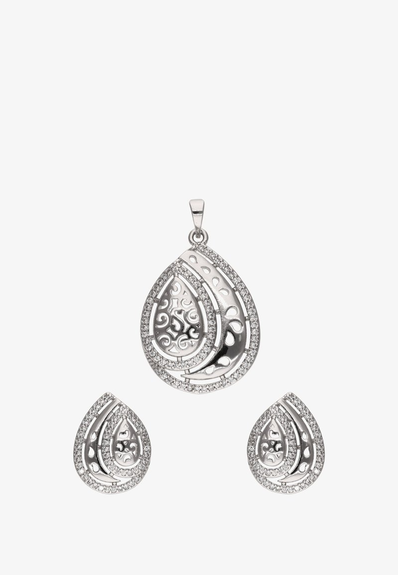 Srebrny wisior w kształcie łzy i pasujące kolczyki z misternie wyciętymi wzorami oraz ozdobnymi krawędziami, zdobione małymi, przezroczystymi kryształkami.