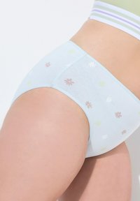 Lichtblauwe katoen slip met kleine bloemenpatronen in wit, groen en roze. Zachte textuur, mid-rise ontwerp en volledige dekking.