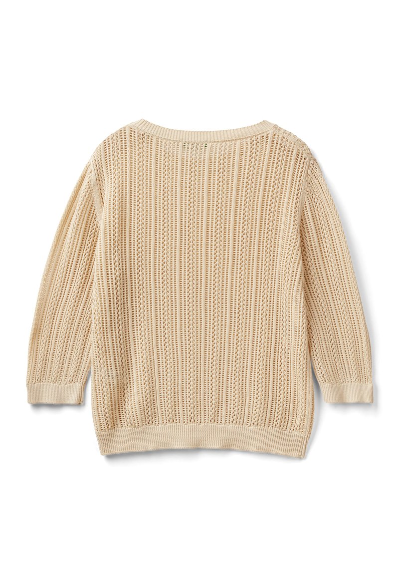 Beżowy sweter z dzianiny o teksturowanym, otwartym splocie. Długie rękawy i okrągły dekolt, z prążkowanymi mankietami i dołem.