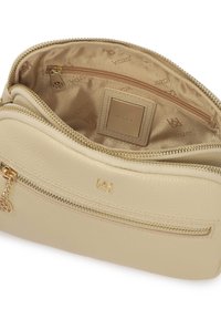 Béžová kožená kabelka s textúrovaným povrchom, zlatými zipsami a vnútornou zipsovou kapsou. Podšitá látkou s logom.