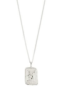 Silverhalsband med ett rektangulärt hänge med prägling som föreställer en figur, upphängd från ett tunt kedja.