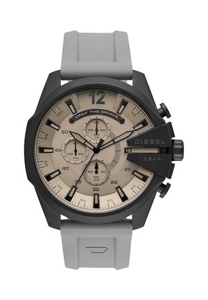 Reloj de pulsera cronógrafo con esfera beige, marcadores negros, tres subesferas, ventana de fecha, caja negra y correa de silicona gris.