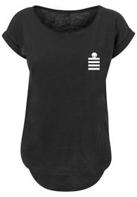 Camiseta negra de manga corta con cuello redondo. Presenta un estampado de bolsillo blanco con cuatro rayas horizontales y un pequeño detalle gráfico.