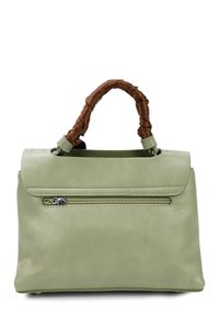 Groene leren handtas met een ritssluiting aan de voorkant en een bruine stofomhulde handgreep. Gladde textuur en rechthoekige vorm.