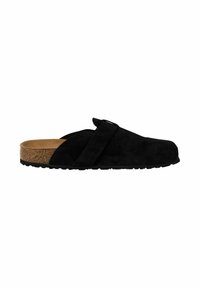 Svart semsket slip-on sko med korkfotbed, med en bred rem over toppen, teksturert såle og en avrundet tådesign.