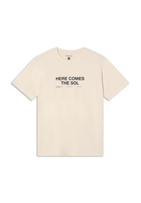 Camiseta de algodón color crema con texto impreso en negro "AQUÍ VIENE EL SOL", escote redondo y mangas cortas.
