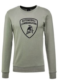 Sudadera verde oliva con cuello redondo y mangas largas. Presenta un prominente logo negro de Lamborghini en forma de escudo en el frente.