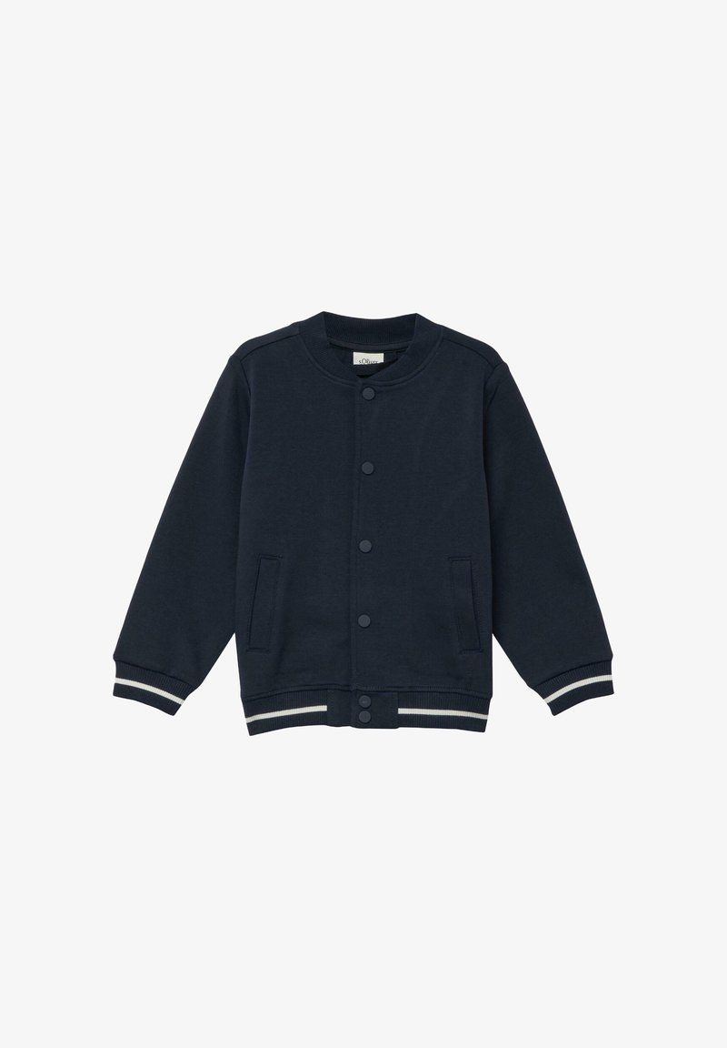 Veste-sweat bleu marine avec une texture lisse, un col rond, des boutons sur le devant, deux poches latérales, et des côtes rayées aux poignets et à l'ourlet.