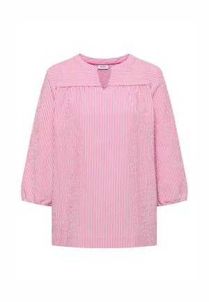 Roze-witte blouse met lange mouwen, verticaal gestreept, met een ronde halslijn die een kleine V-insnijding heeft en mouwen die bij de manchetten zijn geplooid.