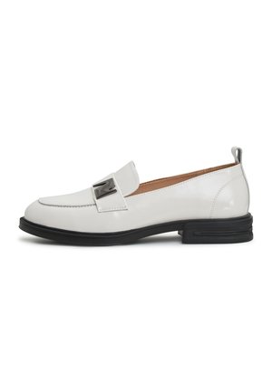 Witte leren loafers met een strakke uitstraling, voorzien van een metalen accent aan de voorkant, een zwarte buitenzool en een gladde afwerking.