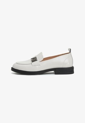 Witte leren loafers met een strakke uitstraling, voorzien van een metalen accent aan de voorkant, een zwarte buitenzool en een gladde afwerking.