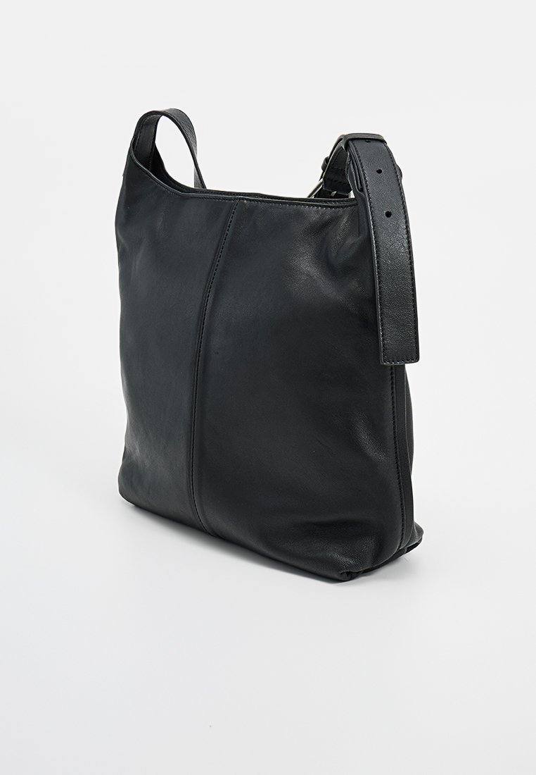 Schwarze Leder-Schultertasche mit weicher Textur, einfachem Design, einem Tragegurt und sichtbaren Nähten an der Vorder- und Seite.