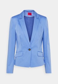Blazer bleu clair en tissu lisse, doté d'un col cranté, d'une fermeture à bouton unique et de deux poches avant. Design minimaliste.