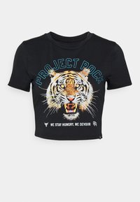 Svart avkortad t-shirt med ett rytande tigeransikte, "PROJECT ROCK"-text i blått ovanför, och "VI är HUNGRIGA, VI ÄTER" nedanför.
