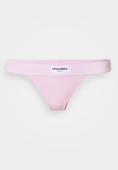 Tanga roz confecționată dintr-un material moale, cu o bandă elastică lată în talie. Include o etichetă cu inscripția „DSQUARED2 MILANO”. Design cu acoperire minimă.