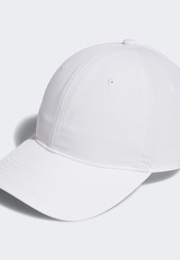 Gorra de béisbol blanca con visera curva, hecha de tela suave, que cuenta con seis ojales de ventilación y un botón redondeado en la parte superior.