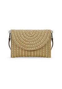 Bolso de mano de paja trenzada con un patrón circular en la solapa, en un color beige, con acentos dorados y una correa marrón desmontable.